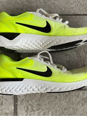 Nike Odyssey React Men Size 11.5. Excellent Cond. Yellow Neon Running Shoe